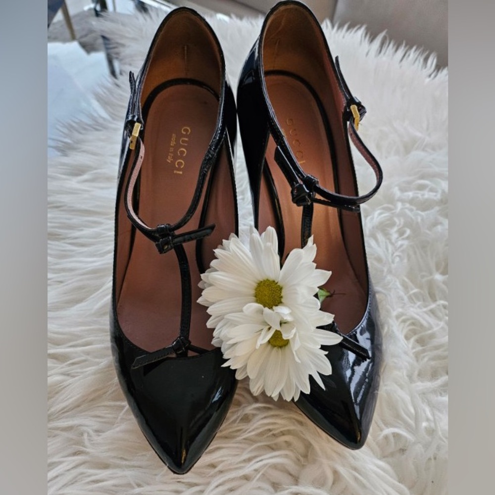 Gucci Pointed Toe T-Strap Pumps
